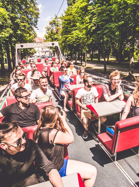 Visitors enjoying a sightseeing tour in a cabrio bus in Graz. | © Holding Graz -Lupi Spuma