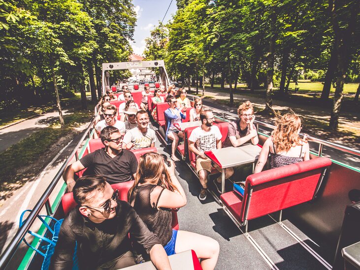 Visitors enjoying a sightseeing tour in a cabrio bus in Graz. | © Holding Graz -Lupi Spuma
