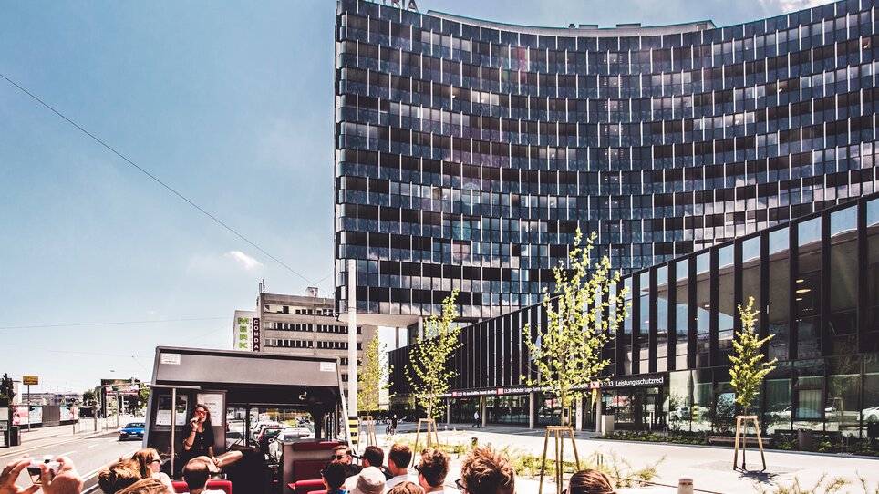 Open city tour in Graz featuring the modern STYRIA building. | © Holding Graz -Lupi Spuma