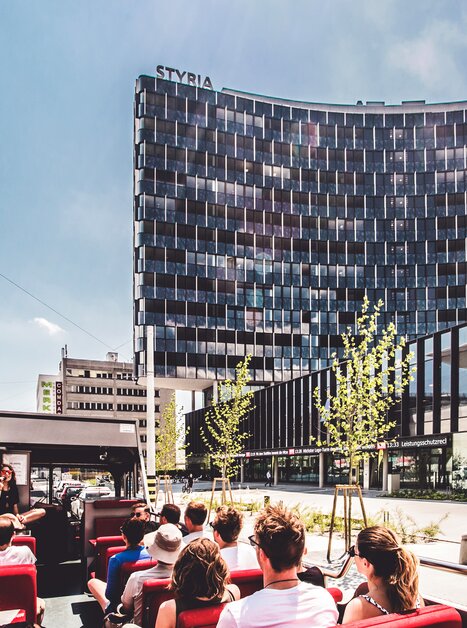 Offene Stadtrundfahrt in Graz mit Blick auf das moderne Gebäude STYRIA. | © Holding Graz -Lupi Spuma