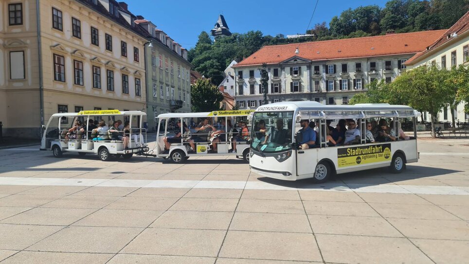 Groups of tourists on a city tour in Graz. | © Graz Stadtrundfahrten