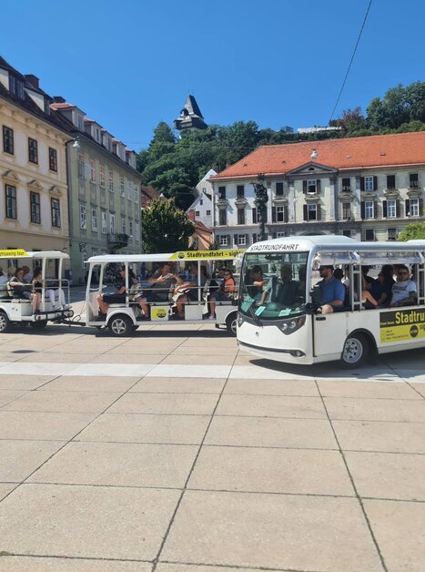 Groups of tourists on a city tour in Graz. | © Graz Stadtrundfahrten