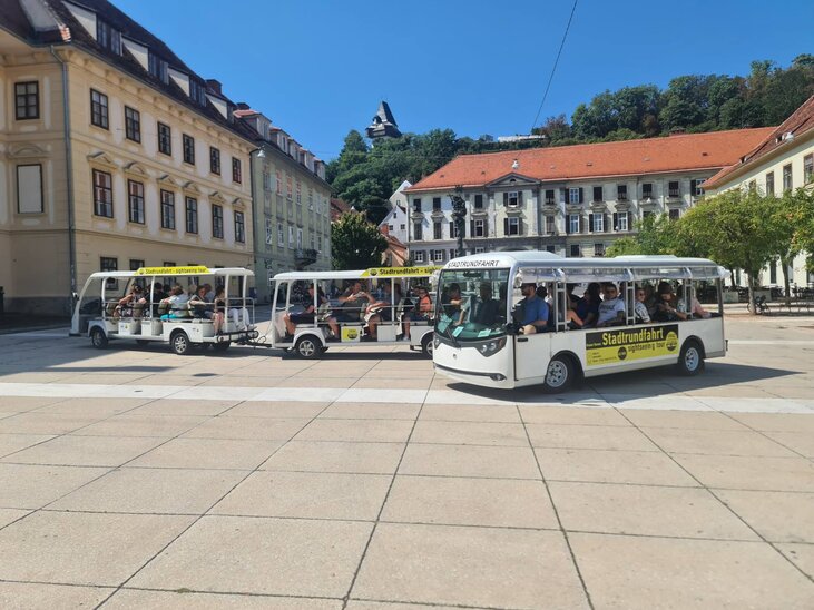 Groups of tourists on a city tour in Graz. | © Graz Stadtrundfahrten