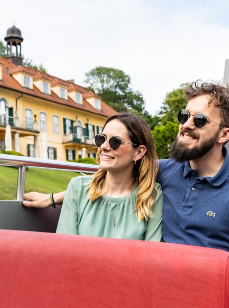 Couple in a cabrio bus enjoying a culinary tour in Graz. | © Graz Tourismus - Werner Krug