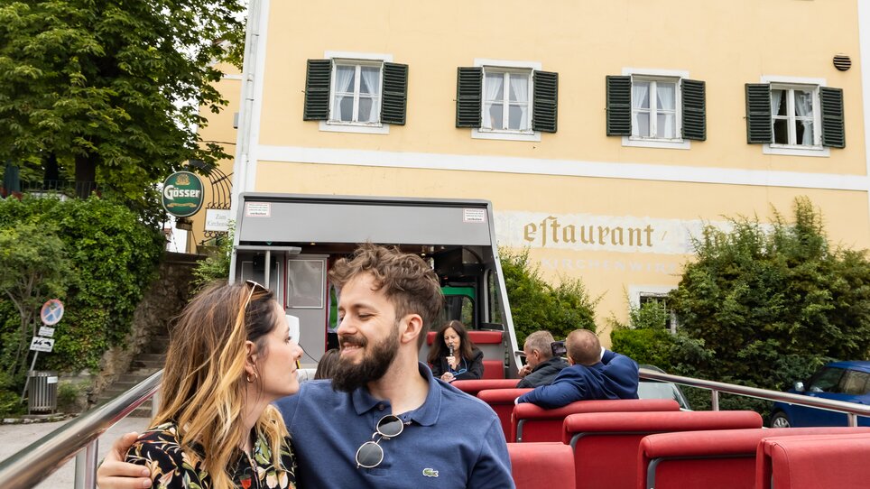 Couple in a cabriolet bus during the culinary city tour in Graz. | © Graz Tourismus - Werner Krug