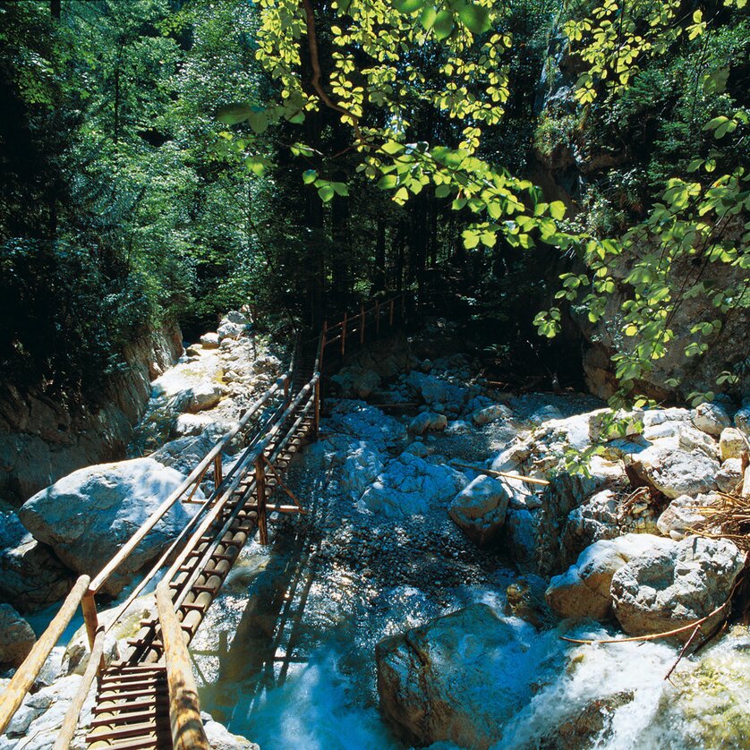 Bärenschützklamm | © Region Graz - Hans Wiesenhofer A wooden walkway crosses a clear stream in a gorge | © Region Graz - Hans Wiesenhofer