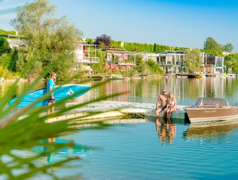 Entspannende Szene mit Paddler und Paar am See. | © Region Graz - Mias Photoart