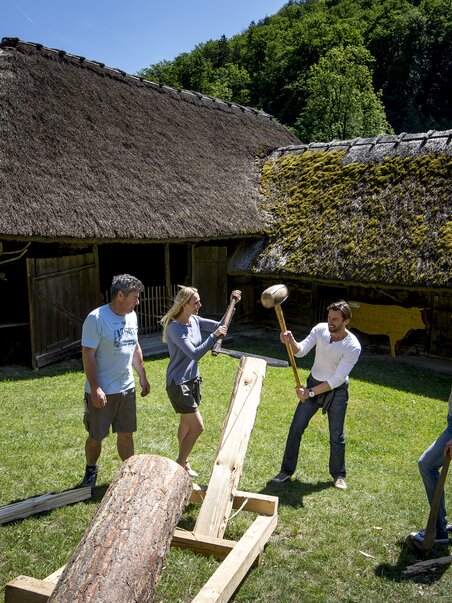 Gruppenaktivität im Freilichtmuseum Stübing mit Holzarbeiten. | © Region Graz - Tom Lamm