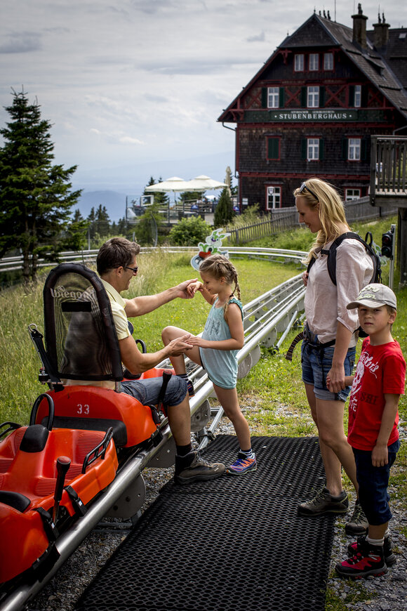Familie bereitet sich auf eine Sommerrodelbahnfahrt vor | © Region Graz - Tom Lamm