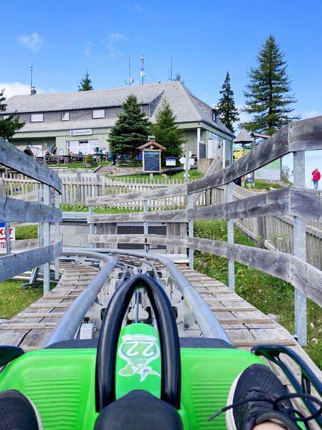 View of the summer coaster leading to a building. | © achtzigzehn - Hinterleitner