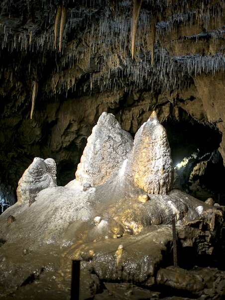 Blick auf Stalagmiten und Stalaktiten in der Lurgrotte Peggau. | © Region Graz - Tom Lamm