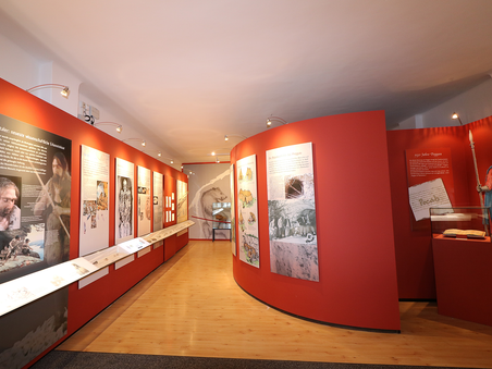 Innere Ansicht einer Ausstellung über Neandertaler, mit Texttafeln und Bildern. | © TV Region Graz - J. Lunghammer