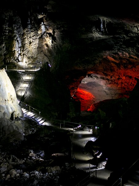 Beleuchtete Stufen und Felsformationen in der Lurgrotte Semriach. | © Region Graz - Tom Lamm