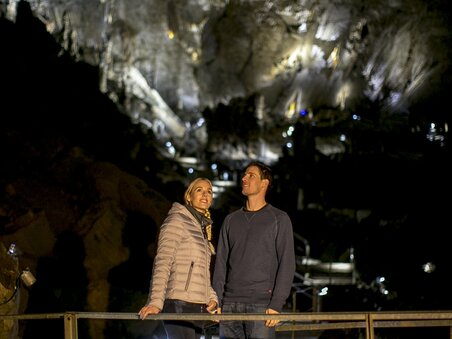 Romantisches Paar posiert in der Lurgrotte Semriach bei Nacht. | © Region Graz - Tom Lamm
