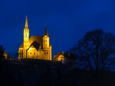 Die Wallfahrtskirche Maria Strassengel leuchtet am Abend | © Region Graz - Harry Schiffer