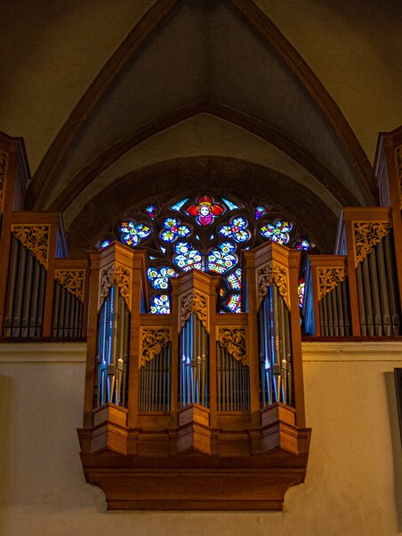 Detailansicht der Orgel und des Buntglasfensters in der Wallfahrtskirche Maria Strassengel. | © TV Region Graz - Mias Photoart