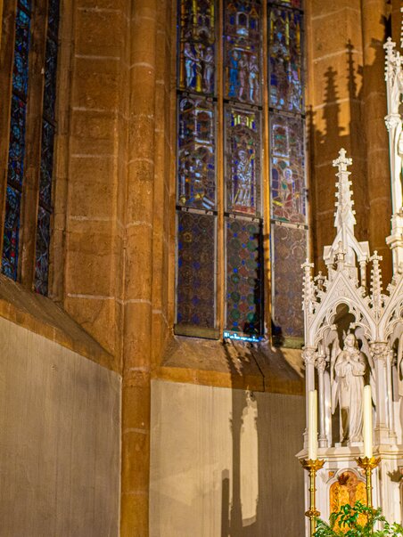 Ein Blick auf den Altar und die runde Lampe in der Wallfahrtskirche Maria Strassengel. | © TV Region OberGraz-Mias Photoart
