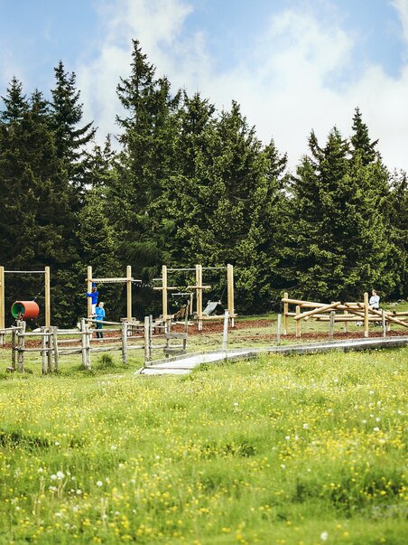 A playground surrounded by nature and trees, ideal for children. | © Lupi Spuma