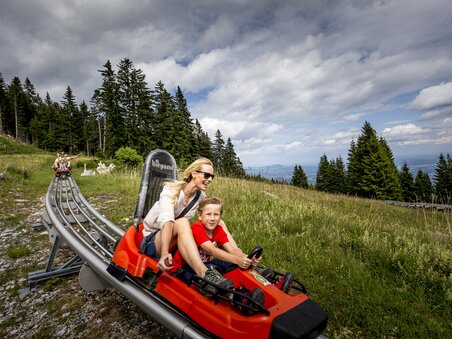 A mother and her son enjoy exciting moments on the summer toboggan run. | © Region Graz - Tom Lamm
