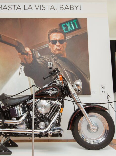 A motorcycle in front of a mural featuring the phrase "Hasta la Vista, Baby!". | © Region Graz - Harry Schiffer