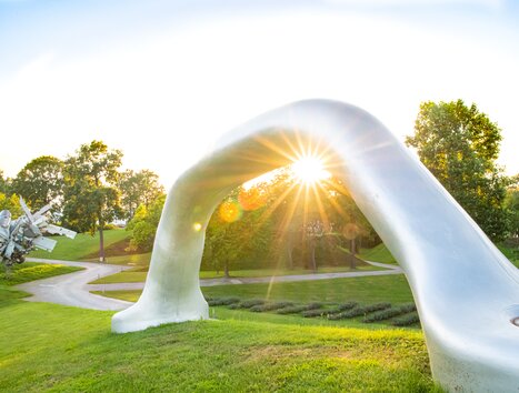 Modern sculpture in the Austrian Sculpture Park at sunset. | © Region Graz - Mias Photoart