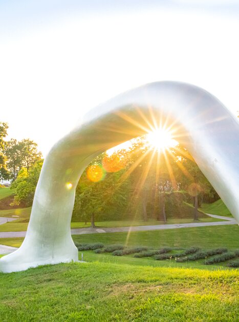 Modern sculpture in the Austrian Sculpture Park at sunset. | © Region Graz - Mias Photoart