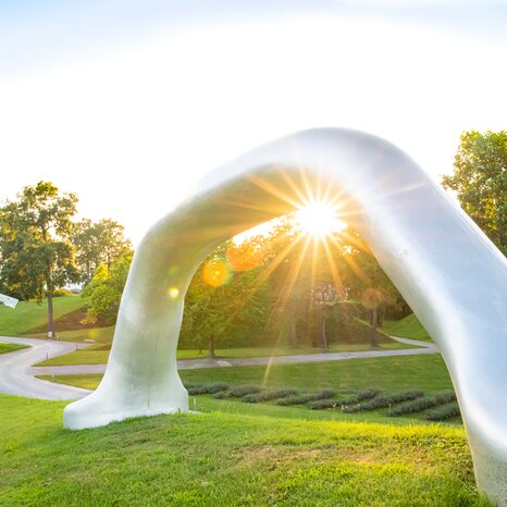Scultura moderna nel Parco Austriaco delle Sculture al tramonto. | © Region Graz - Mias Photoart