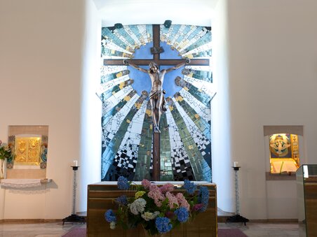 Innenansicht der St. Barbara Kirche mit Kreuzigungsbild und Blumenschmuck. | © TV Region Graz - Harry Schiffer