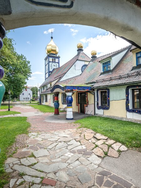Kirche von Friedensreich Hundertwasser mit  bunter Fassade und geschwungenen architektonischen Formen | © TV Region Graz - Die Abbilderei