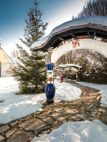 Schneebedeckte Landschaft mit St. Barbara Kirche | © TV Region Graz - Die Abbilderei