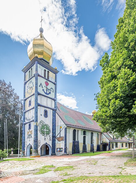 St. Barbara Church with golden dome and colorful design | © Lipizzanerheimat-Die Abbilderei