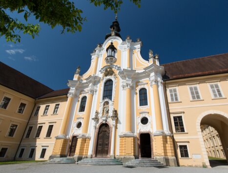 Blick auf die barocke Fassade von Stift Rein bei klarem Himmel. | © Region Graz - Harry Schiffer