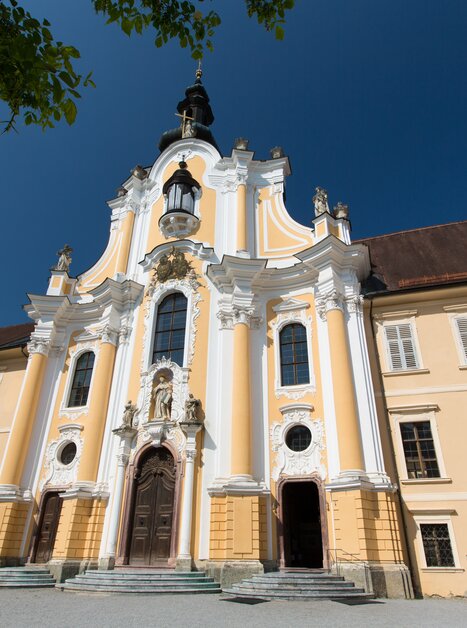 View of the baroque facade of Stift Rein against a clear sky. | © Region Graz - Harry Schiffer