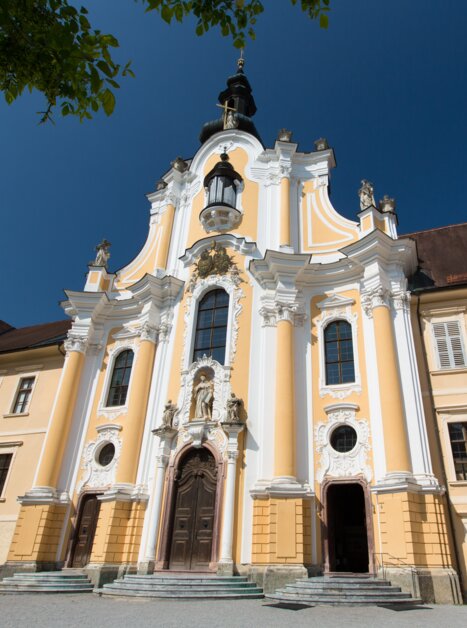 View of the baroque facade of Stift Rein against a clear sky. | © Region Graz - Harry Schiffer