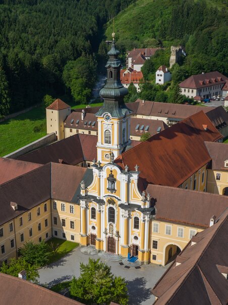 Luftaufnahme der barocken Kirche Stift Rein in einer ländlichen Umgebung. | © Region Graz - PicFly