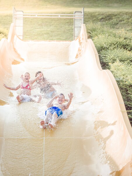 Kinder genießen Wasserrutschen in der Therme Nova. | © Lipizzanerheimat-Die Abbilderei