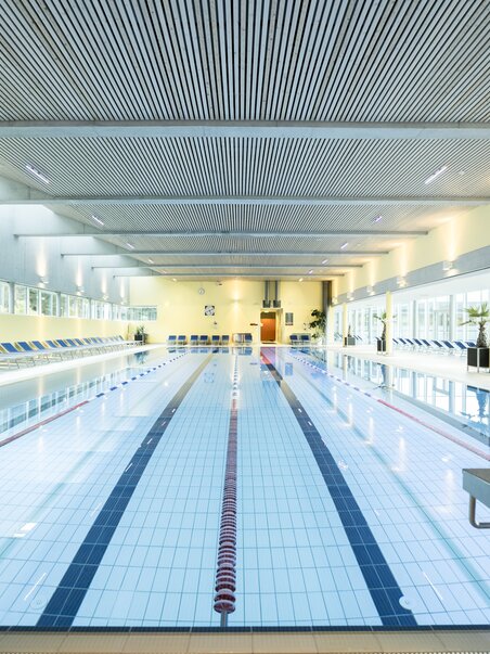 Innenansicht der Therme Nova mit Schwimmbad und Liegen. | © Lipizzanerheimat-Die Abbilderei