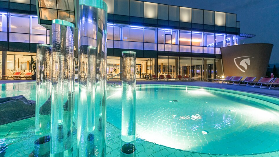 Die Therme Nova mit Pool und leuchtenden Säulen bei Nacht. | © Die Abbilderei