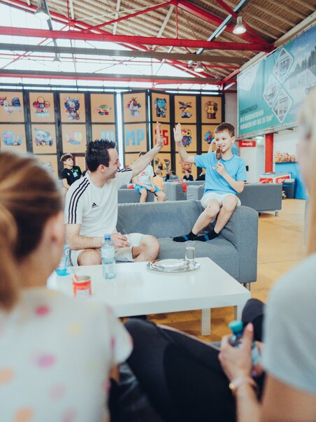 Child talking to an adult at tampoline park | © Lex Karelly