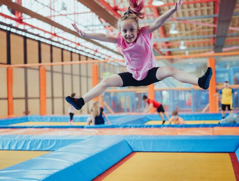 A girl joyfully jumps on a trampoline. | © Lex Karelly