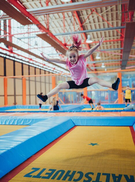 Ein Mädchen springt fröhlich auf einem Trampolin. | © Lex Karelly