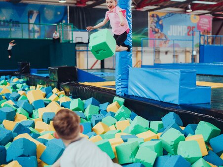 Children jumping and playing in a foam pit. | © Lex Karelly