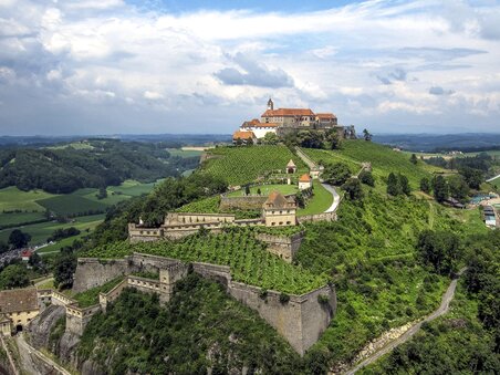View of Riegersburg castle surrounded by vineyards. | © Steiermark Tourismus - Harald Eisenberger