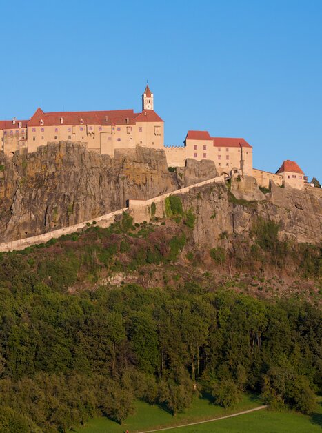 Riegersburg castle, built on a wooded slope. | © Graz Tourismus - Harry Schiffer
