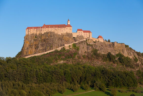 Riegersburg castle, built on a wooded slope. | © Graz Tourismus - Harry Schiffer