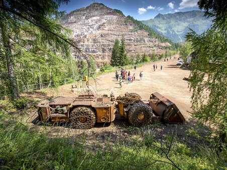A view of Erzberg with machines and visitors in the area. | © VA Erzberg - Fotograf August Zöbl