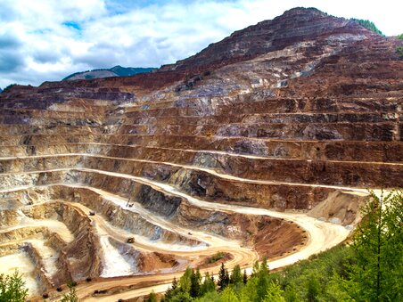 View of Erzberg with mining levels and machinery. | © VA Erzberg - Fotograf August Zöbl