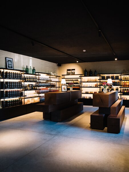 Modern designed loquor store with a wide selection of spirits. | © David Gölles