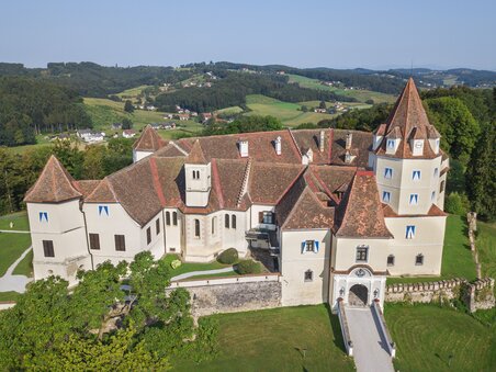 Aerial view of Kornberg Castle in the Styrian nature. | © Bardeau - Fotograf Franz Suppan