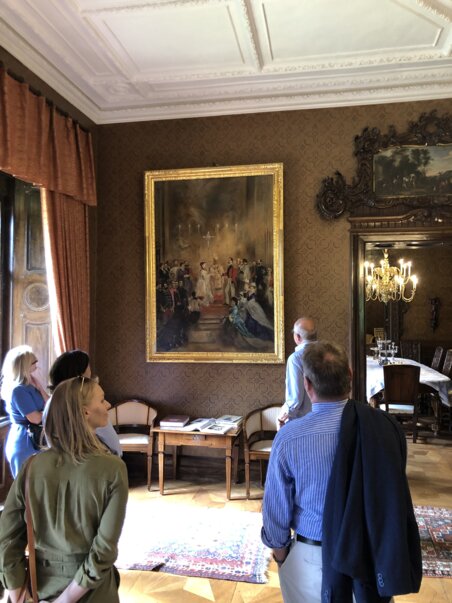 Visitors observing a large painting in Kornberg Castle. | © Bardeau - Fotograf Sonja Skalnik